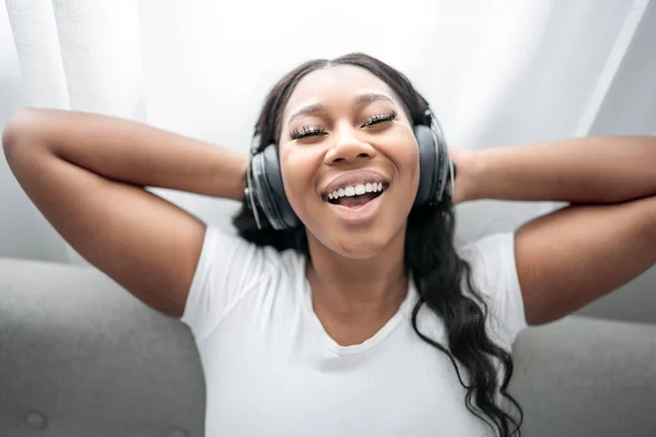 Attractive Young African Woman Sitting Couch Home Listening Music Headphone — Stock Photo, Image