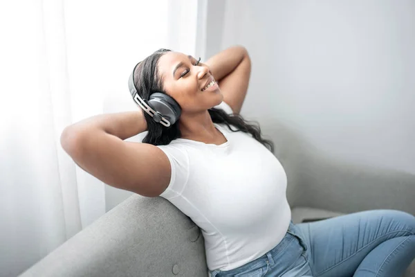 Attractive Young African Woman Sitting Couch Home Listening Music Headphone — Stock Photo, Image