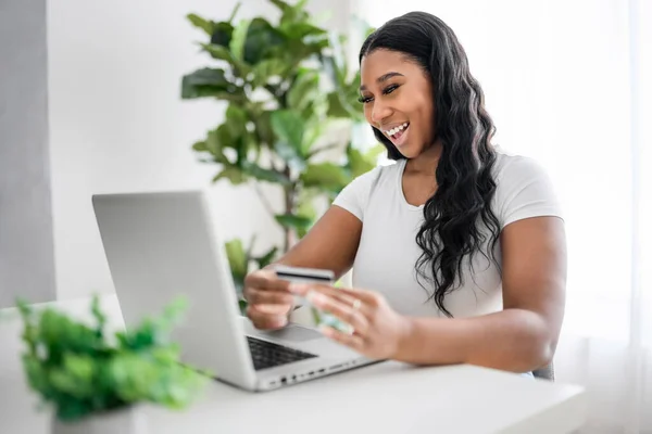 Une Jeune Femme Affaires Afro Américaine Travaillant Ordinateur Portable Bureau — Photo