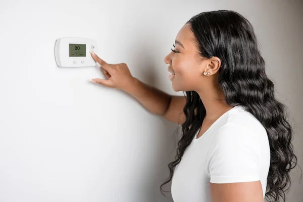 African Woman Lady Adjusting Climate Control Panel Wall Wall Thermostat — стоковое фото