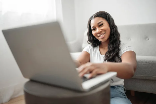 Μια Ελκυστική Νεαρή Αφρικανή Που Εργάζεται Φορητό Υπολογιστή Ενώ Κάθεται — Φωτογραφία Αρχείου