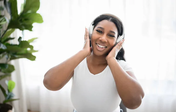 Attractive Young African Woman Listening Music Headphone Home — Stok fotoğraf