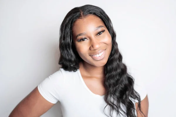 Studio portrait of beautiful brunette young dark-skinned woman, — Stock Photo, Image