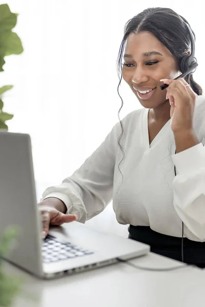 Jeune femme d'affaires afro-américaine travaillant à l'ordinateur portable au bureau à domicile avec casque — Photo