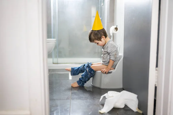 Two year old boy on chamber pot, successfull hygiene — Stockfoto