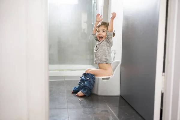 Ragazzo di due anni su vaso da camera, igiene di successo — Foto Stock