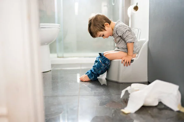 Garçon de deux ans sur pot de chambre, hygiène réussie — Photo