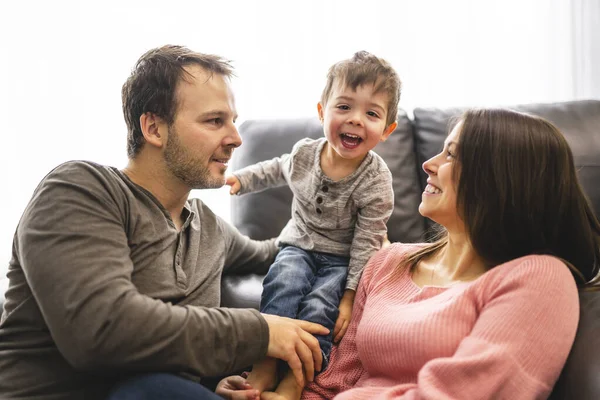 Gelukkig familie moeder en vader hebben plezier met kind zoon thuis — Stockfoto