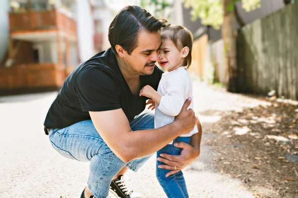 Man with cute two years old child outside consoling his child — Zdjęcie stockowe