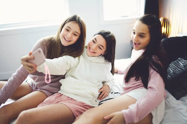 Teen friends girls with smartphone taking selfie at home — Fotografia de Stock