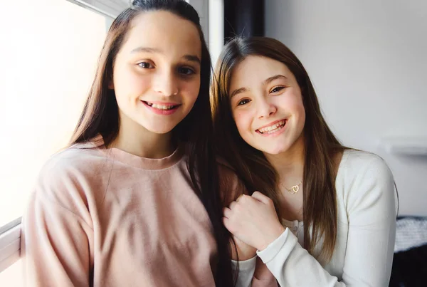 Two Teens spending time on bedroom at home — Fotografia de Stock