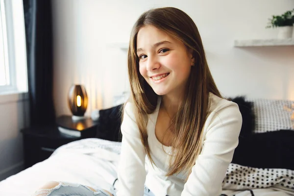 Teen spending time relaxing on bedroom at home — Zdjęcie stockowe