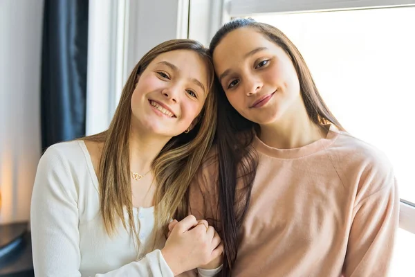 Two Teens spending time on bedroom at home — Fotografia de Stock