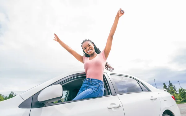 Młody czarny nastolatek kierowca siedzi w jej nowy samochód — Zdjęcie stockowe