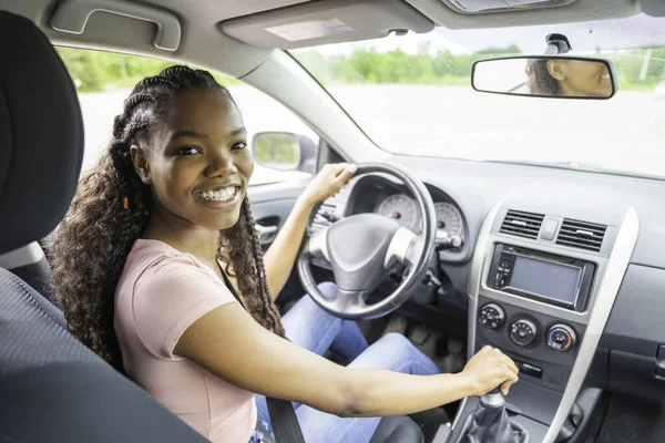 若いです黒ティーンドライバー座っています彼女の新しい車 — ストック写真