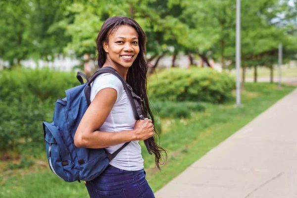 En svart vuxen kvinna universitetsstudent på campus med ryggsäck — Stockfoto