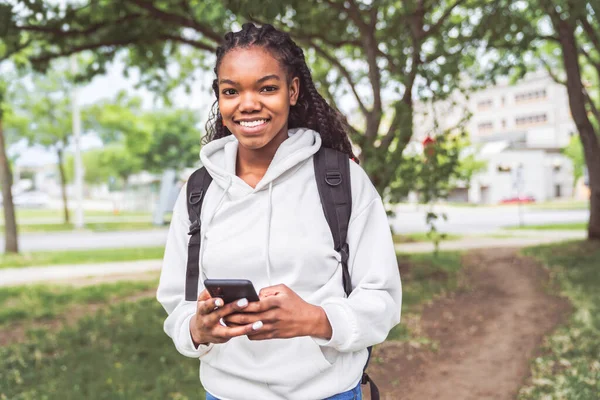 Söt svart tonåring universitet student på campus med ryggsäck — Stockfoto