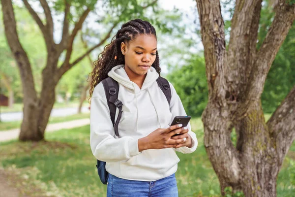 Söt svart tonåring universitet student på campus med ryggsäck — Stockfoto