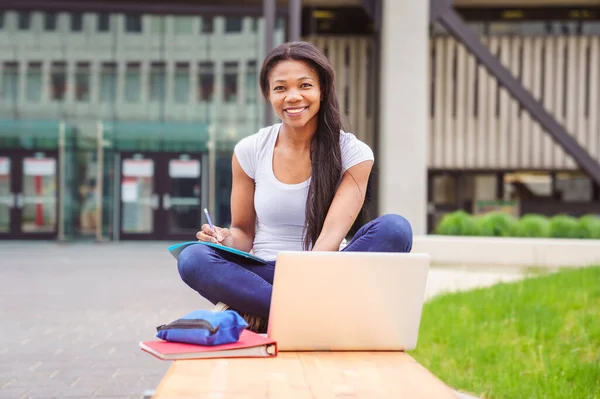 En svart vuxen kvinna universitetsstudent på campus med ryggsäck — Stockfoto