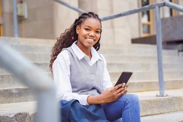 Söt Svart Tonåring Universitetsstudent Campus Med Ryggsäck Och Mobiltelefon — Stockfoto