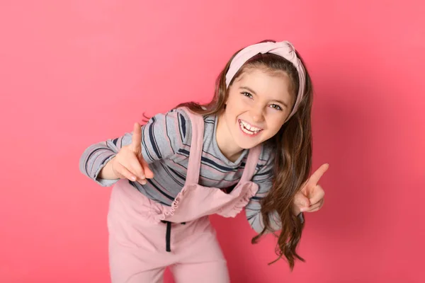 Bonito criança com dungarees sobre fundo rosa no estúdio — Fotografia de Stock