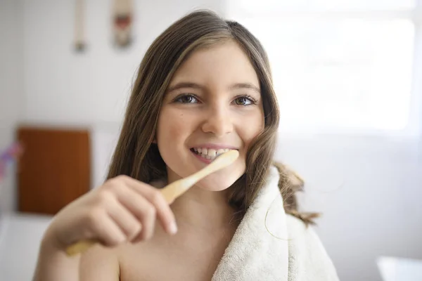 Ένα κοριτσάκι βουρτσίζει δόντια στο μπάνιο. — Φωτογραφία Αρχείου