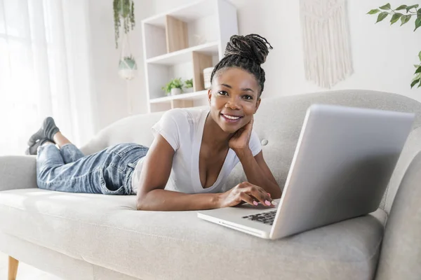 Afrika ung kvinna avkopplande hemma soffa — Stockfoto