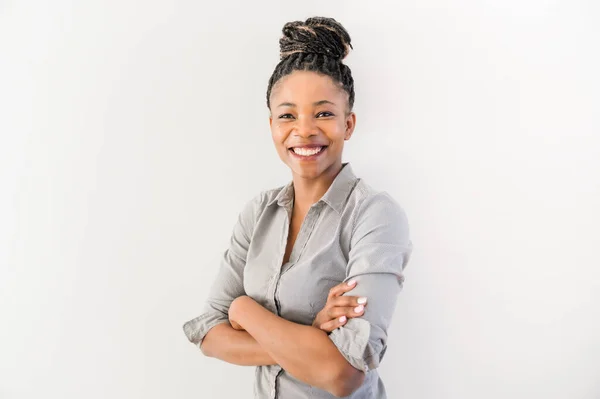 Smiling african american business woman with folded arms Isolated over white background — Stock Photo, Image