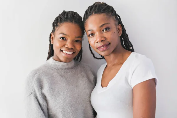 Mother and her teenage daughter on white — Stock fotografie