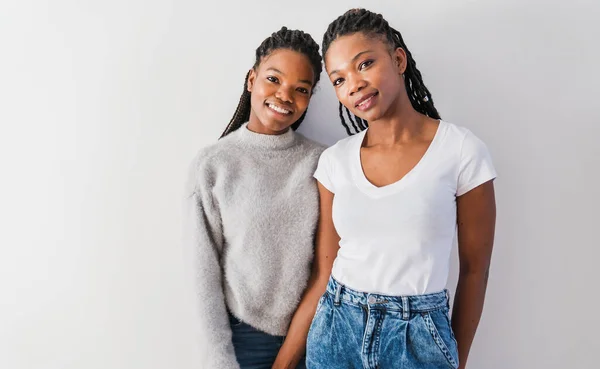 Mother and her teenage daughter on white — Stock fotografie