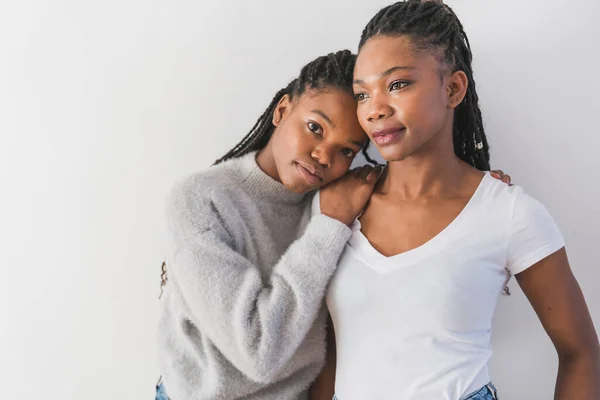 Mother and her teenage daughter on white — Stock fotografie