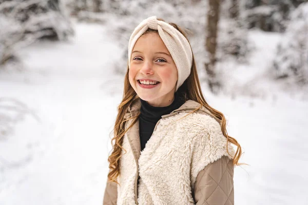 Cute Little girl in winter snow forest — стоковое фото
