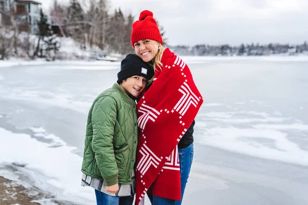 Madre y niño en temporada de invierno en la frontera del lago — Foto de Stock