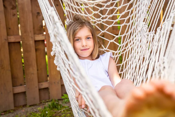 Niña niña se está divirtiendo en silla de hamaca — Foto de Stock