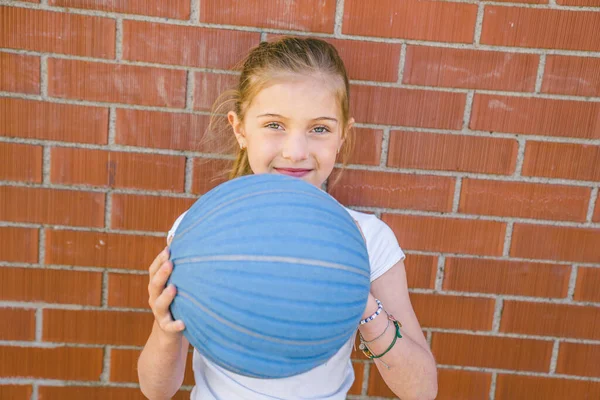 Garota segurando uma bola de basquete no parque — Fotografia de Stock