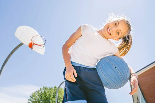 Jeune fille tenant un ballon de basket au parc — Photo