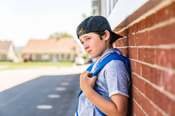 Jeunes enfants garçon sur l'aire de jeux de l'école avec sac à dos — Photo