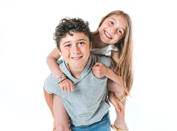 Portret van schattig meisje en jongen op studio witte achtergrond — Stockfoto