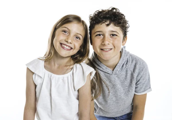 Portret van schattig meisje en jongen op studio witte achtergrond — Stockfoto