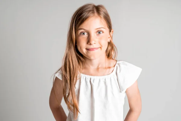 Elegante pequena menina retrato no estúdio cinza fundo — Fotografia de Stock