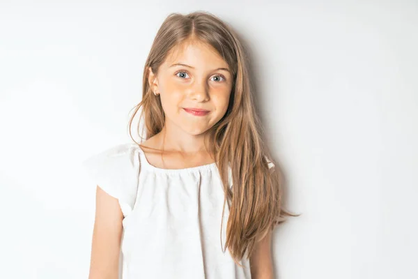 Retrato de niña elegante en el fondo blanco del estudio —  Fotos de Stock