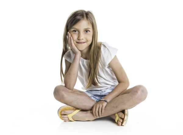 Κομψό πορτρέτο κοριτσάκι στο στούντιο λευκό φόντο — Φωτογραφία Αρχείου