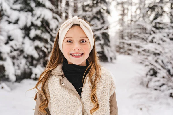 Linda niña en invierno bosque de nieve Fotos de stock libres de derechos