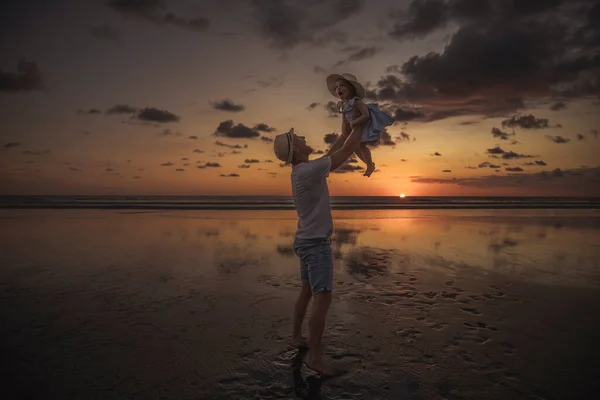 Happy family at the beach a father and baby daughter having fun at sunset —  Fotos de Stock
