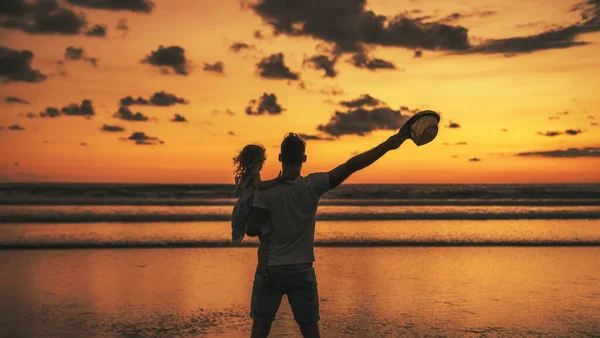 Happy family at the beach a father and baby daughter having fun at sunset — Stock Photo, Image