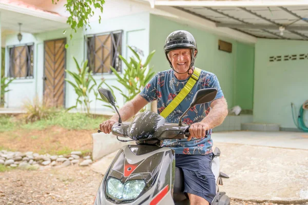 Man on scooter having fun in Costa Rica — Stockfoto
