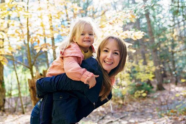 Daughter and her mother in the autumn season in park — Stock Photo, Image