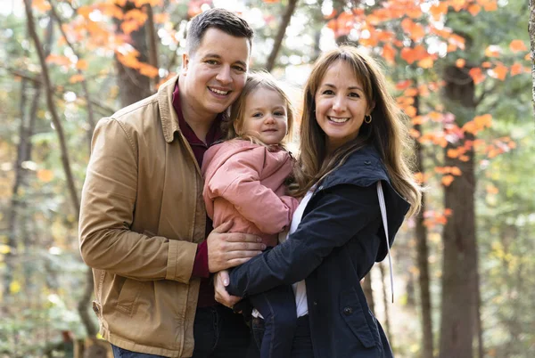 Família se divertindo na floresta de outono — Fotografia de Stock