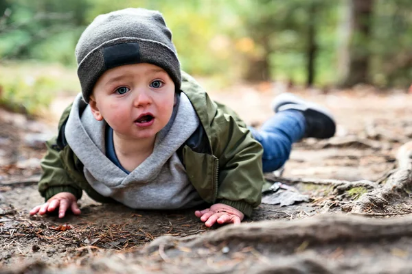 Мальчик ранен после падения в лесу грустный и несчастный ребенок плачет — стоковое фото