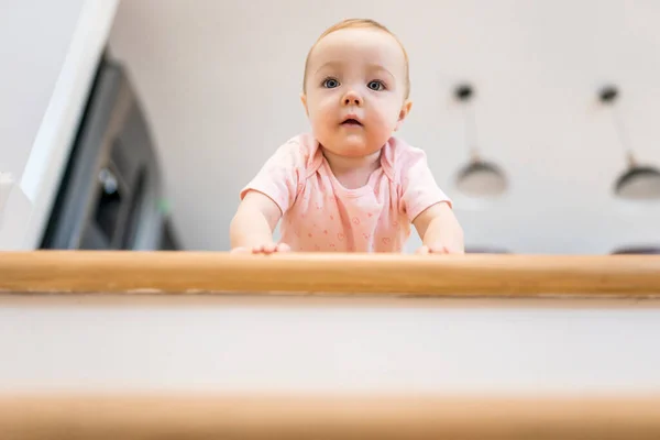 Petite fille solitaire en danger près de l'escalier — Photo